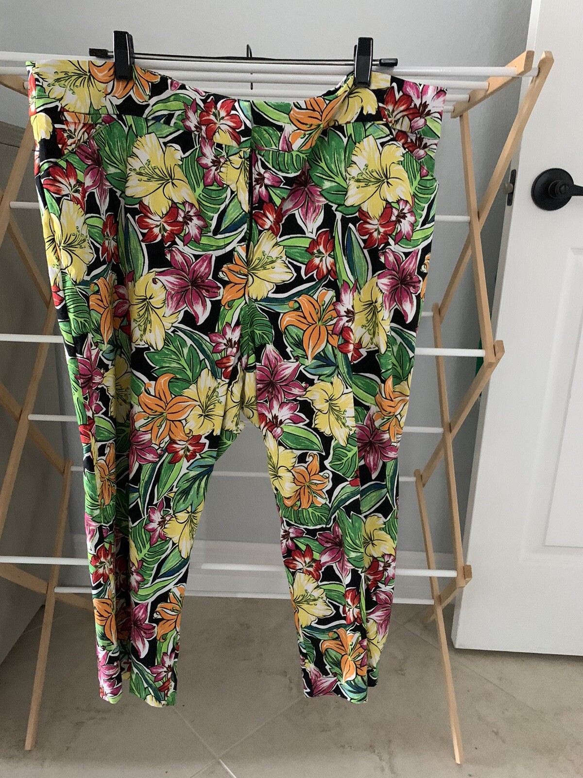 Attyre Capri Pants Women's 20W Colorful Floral High Rise Flat Front Rayon  Blend – CRDIESEL