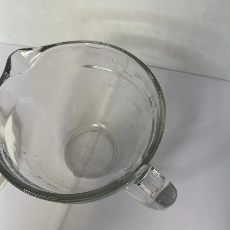 The Pampered Chef 1 Qt. Glass Measuring Cup Batter Bowl with Lid, Spout, Handle - Image 4 of 4