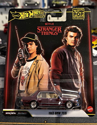 Hot Wheels Pop Culture Stranger Things BMW 733i 1983 Metall Real Riders HXD63