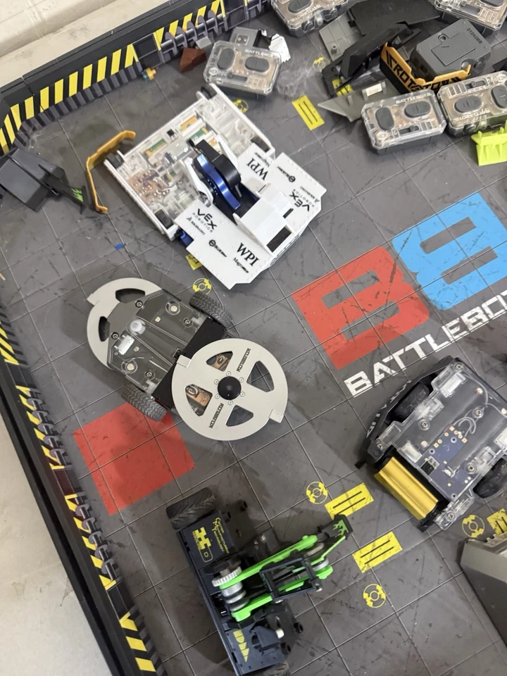 HEX BattleBots Arena 4.0 con controladores de bots y piezas Foto 3 de 4