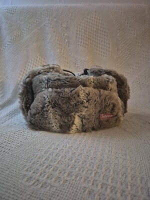 小物 Supreme Ushanka Hat Grey Supreme Ushanka Faux Fur Earflap Logo Pin Hat Grey Size S/M - NEW