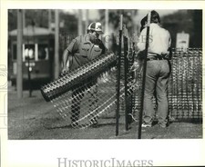1988 Press Photo Billy King installs fence in New Orleans trolley work zone