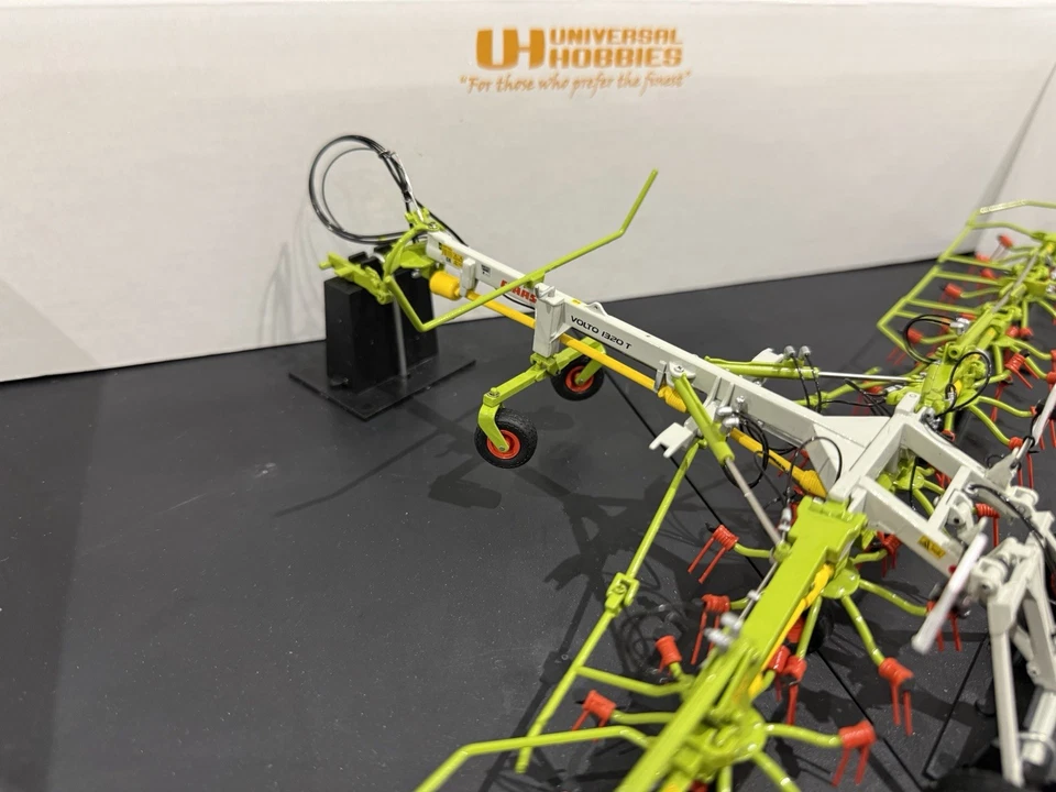 Universal Hobbies - Claas Volto 1320 T Tedder - UH2749 - 1:32 Scale - Mint/New - Image 4 of 4