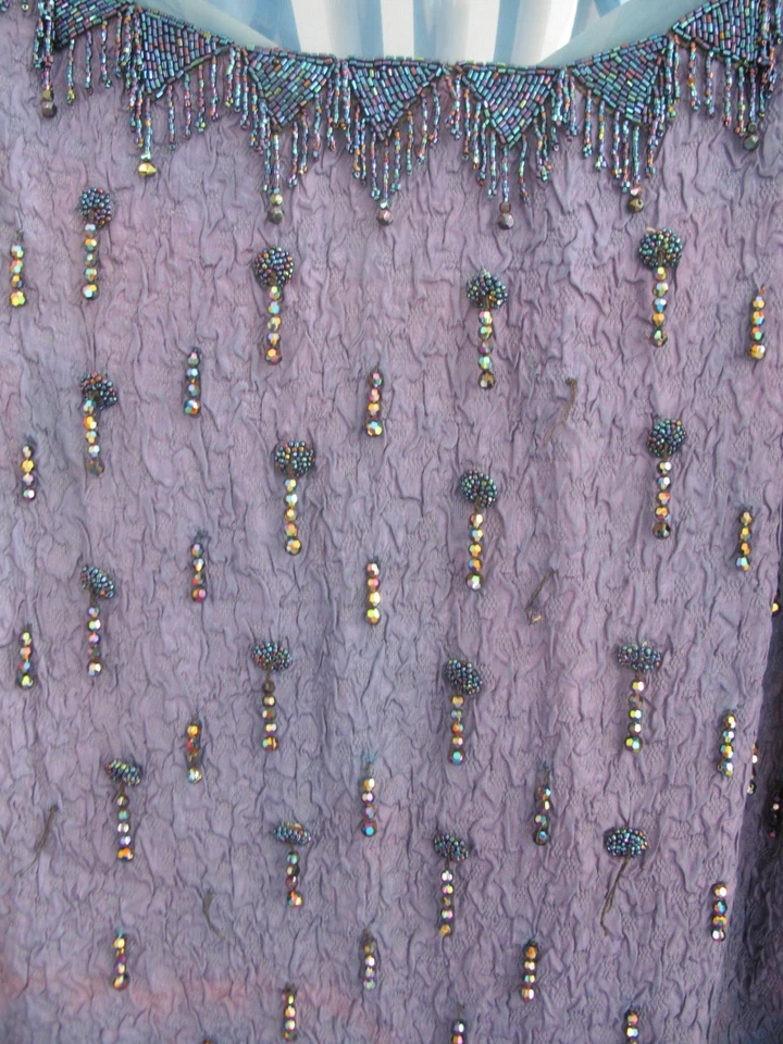 CHEMISIER BLEU ET SES PARURES DE JAIS A L ANCIENNE - Photo 4/4