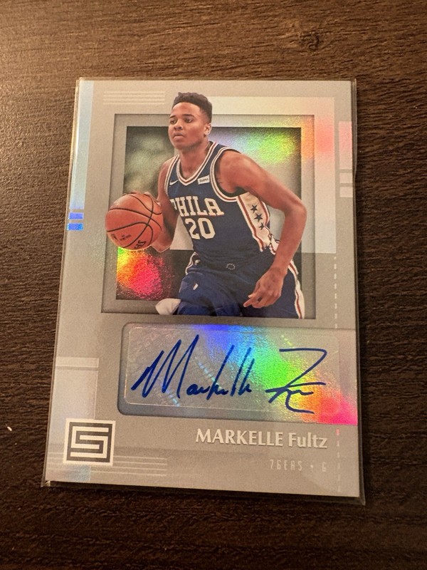 2017-18 Panini Status - Freshman Signatures Markelle Fultz #FS-MFS (AU, RC)