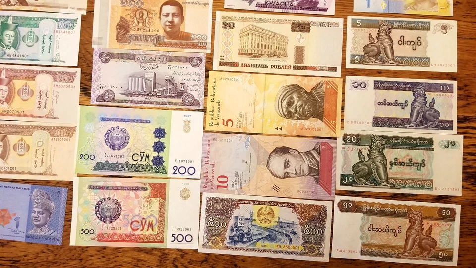 🔥 51 Pcs of Different World Currency Foreign Banknote Lot UNCIRCULATED w/ BONUS - Image 4 of 4