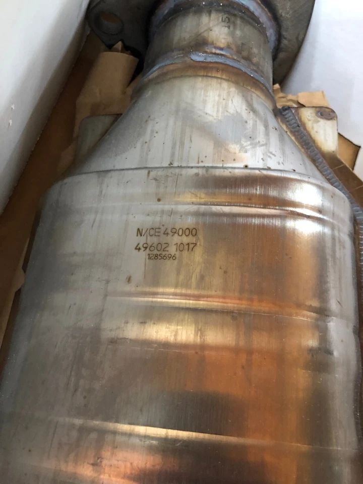 MAGNAFLOW 49602 DIRECT-FIT CATALYTIC CONVERTER FOR 03-09 CHEVY 2500 3500 EXPRESS Foto 2 de 4