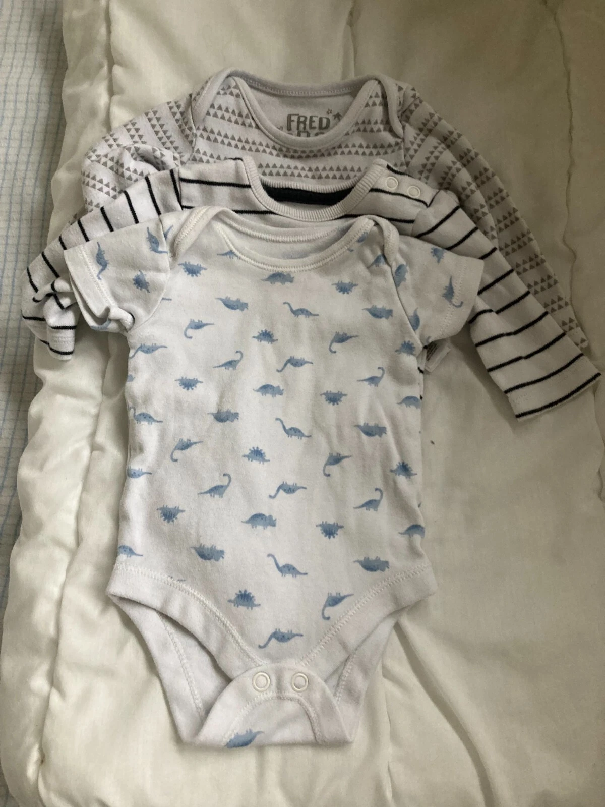 BABY BOY CLOTHES - UP TO 1 MONTH - 3 X ROMPERS - USED.
