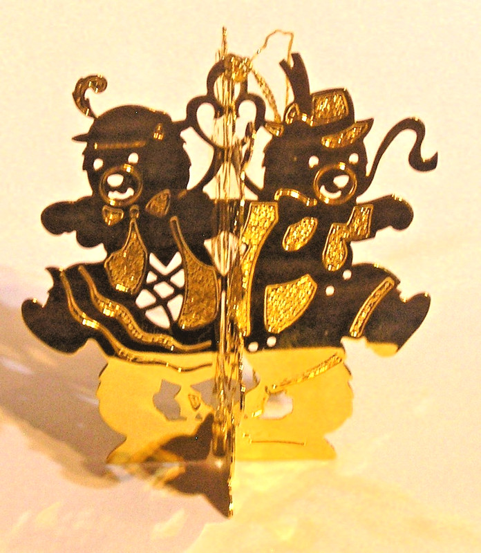 VINTAGE 1988 DANBURY MINT 23K BEARS DANCING Christmas ORNAMENT