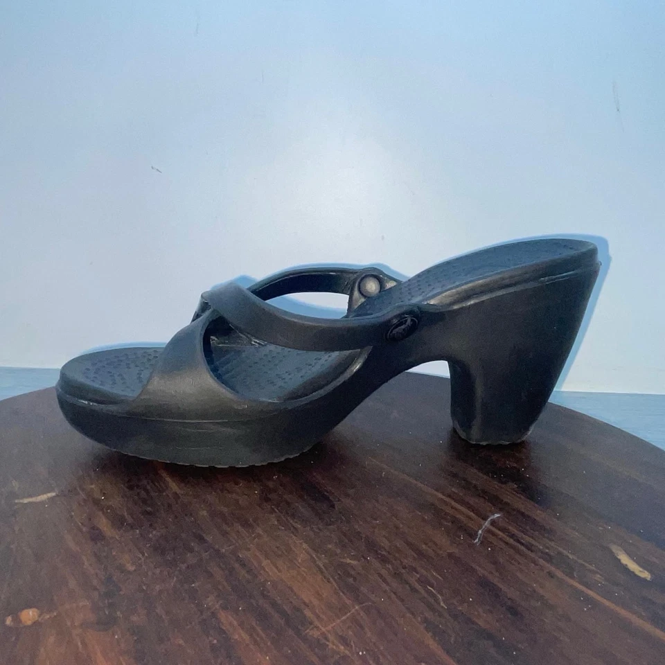 Sandalias Crocs Cyprus IV Talla 7 Negras con Tirantes Plataforma Tacón Goma Zapatos sin Cordones Foto 2 de 4