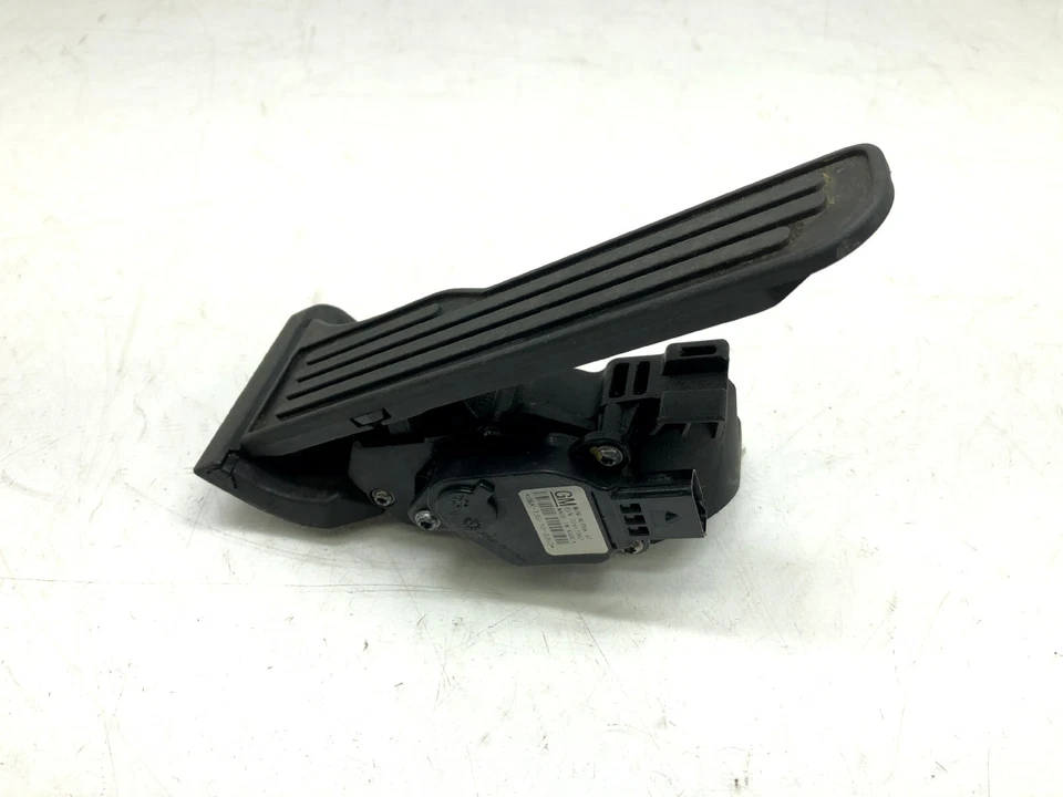 Pedal de acelerador Cadillac CTS 2014-2019 OEM. Foto 3 de 4