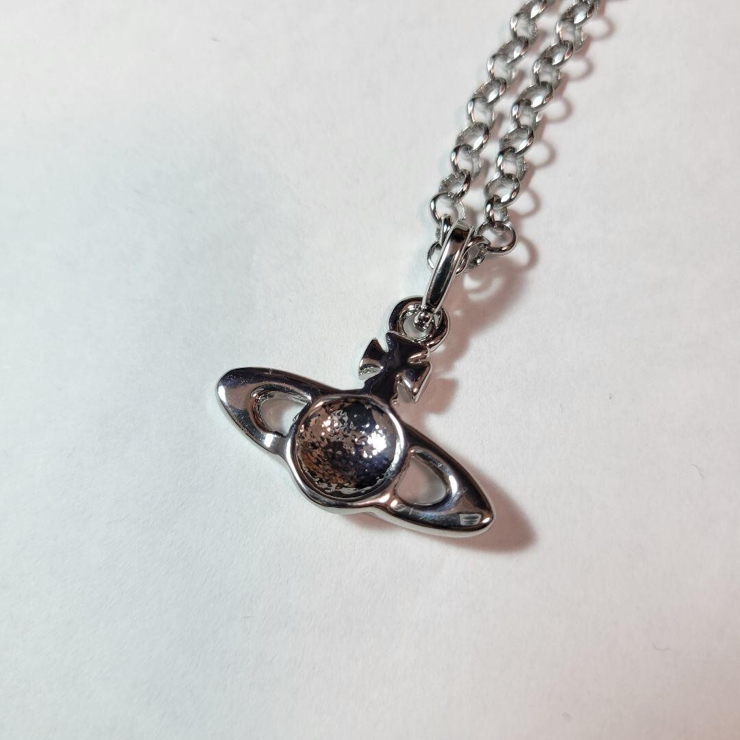 アクセサリー vivienne westwood MINI BAS RELIEF ORB Mini Bas Relief Pendant Necklace in platinum-crystal