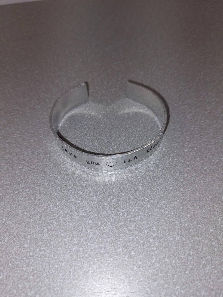Armreif Metall Hammerschlag-Effekt silbern Liebe Love Gravur aus Grass Valley CA - Bild 2 von 3