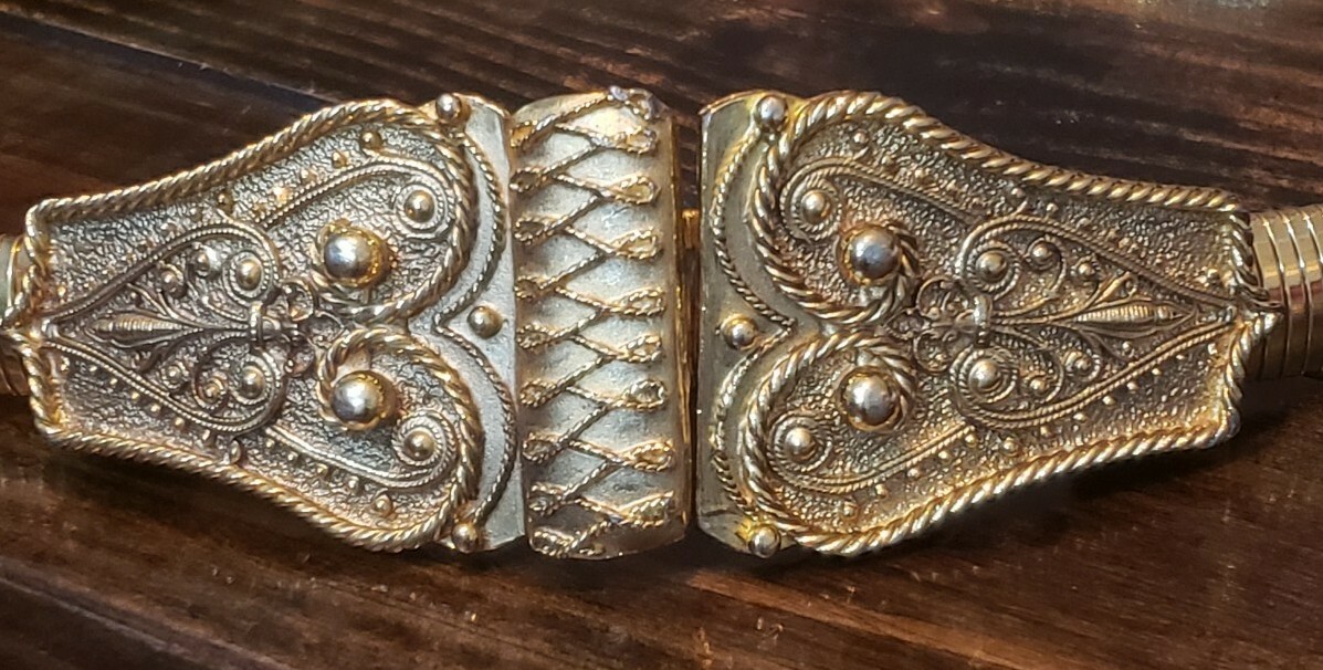 Vintage ACCESSOCRAFT NYC Etruscan gold tone double heart  display picture 2