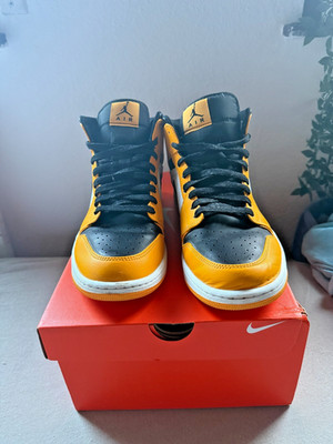 Nike Air Jordan 1 Mid Taxi Black Yellow Toe 554724-701 Size 44.5 EU