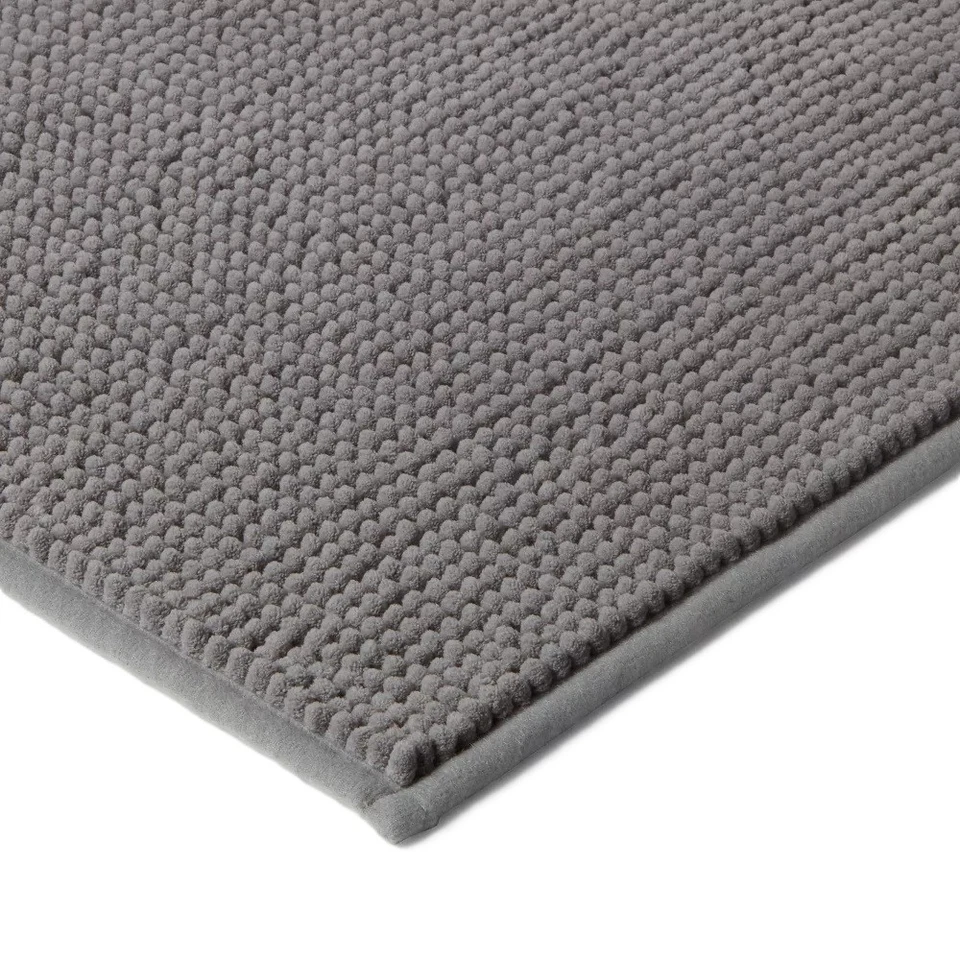 Alfombra de baño Room Essentials Everyday Chenille gris oscuro alfombra 20" x 58" Foto 4 de 4