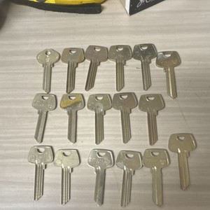 17 pieces Taylor 43RB (also listed as 43RB) is a 5-pin uncut key blank. RB keywa