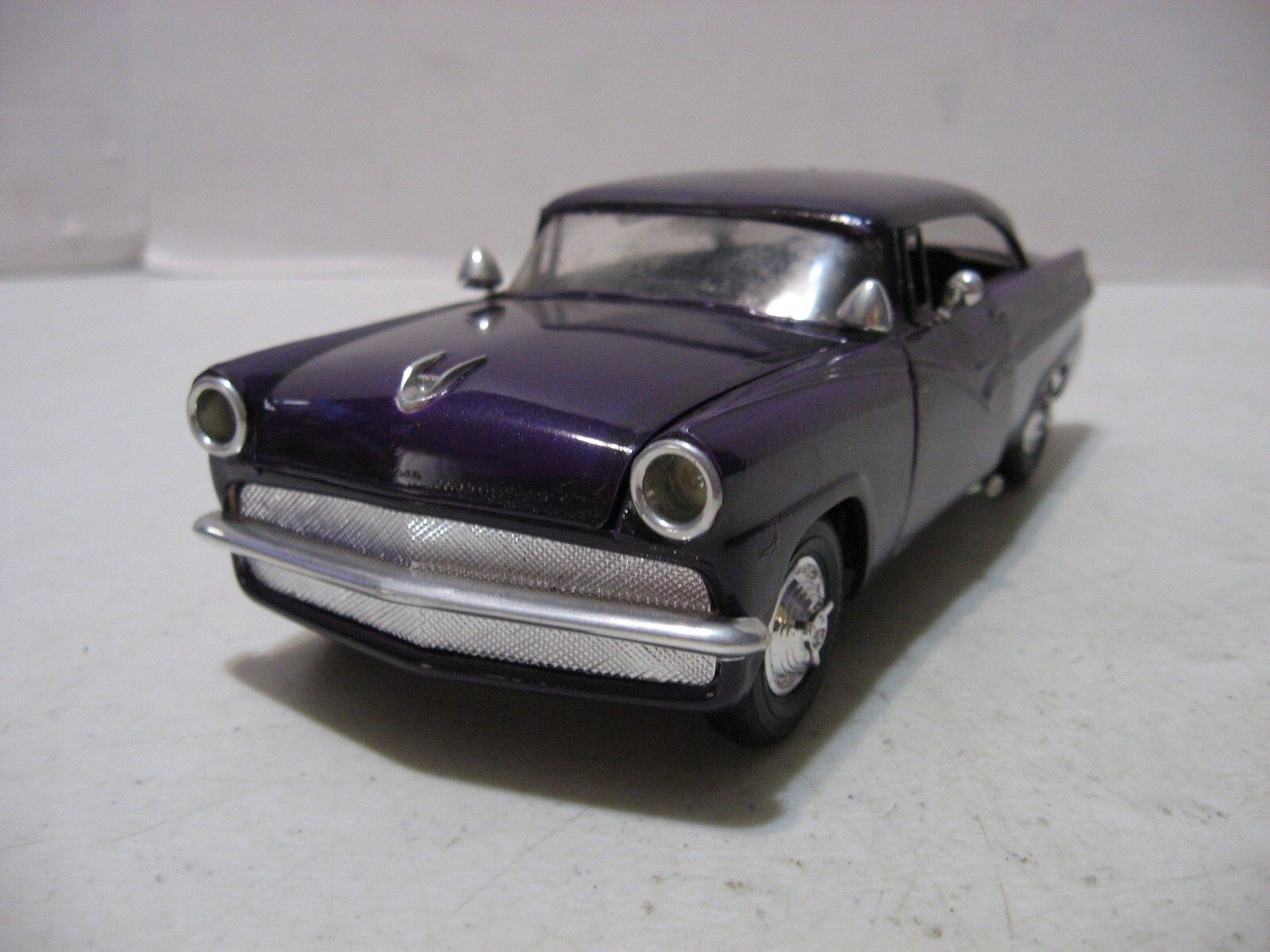 AMT/ERTL Custom Purple 1956 Ford Victoria HT 1/25 Scale Built Model Kit #31545