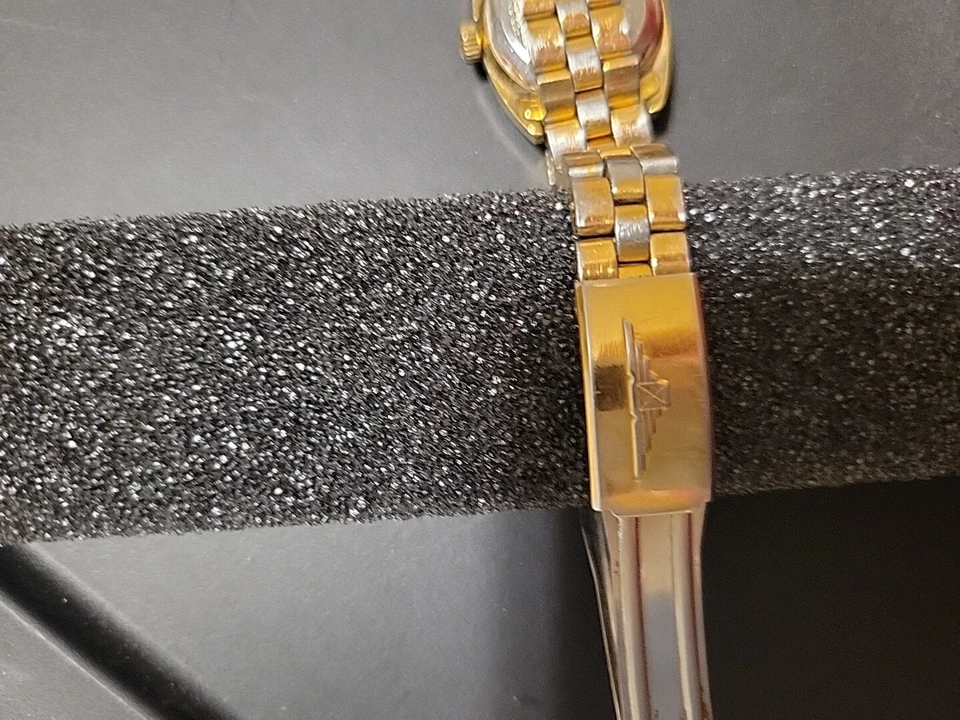 RELOJ LONGINES-AÑOS 70. Esfera dorada con fecha y segunda mano. Estilo CLÁSICO Foto 3 de 4