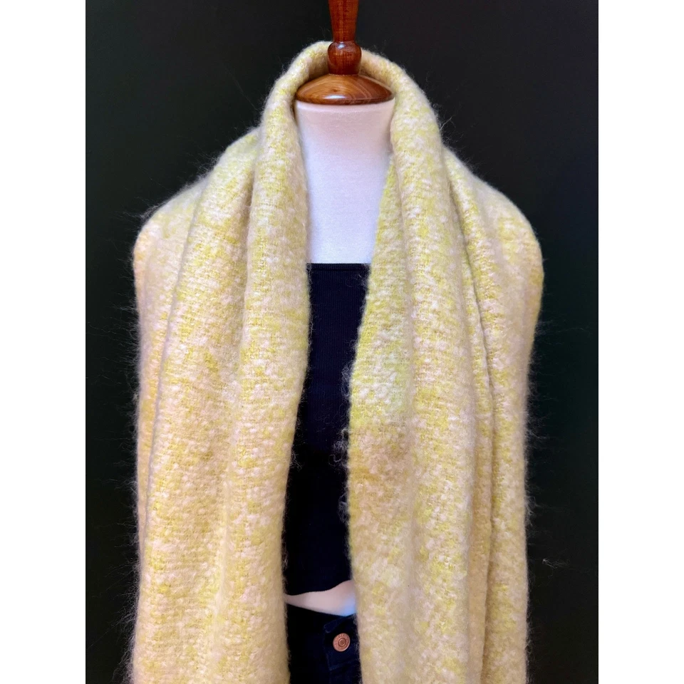 Acogedora bufanda con flecos con textura amarilla de gran tamaño Urban Outfitters Foto 4 de 4