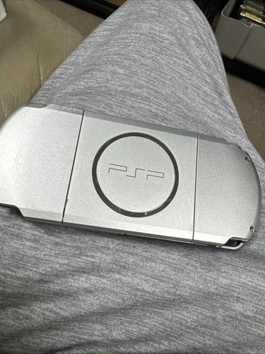 Sony PSP 3000 Ratchet & Clank Edición Limitada Mystic Silver - Juego de Caja - Probado - Imagen 11 de 24