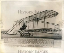 1961 Press Photo Peter Bowers in replica of Wright brother biplane in Seattle
