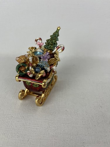 Arora Craycombe Weihnachtsschlitten mit Geschenken Schmuckschatulle mit Schmucksteinen aufklappbar rot - Bild 2 von 12