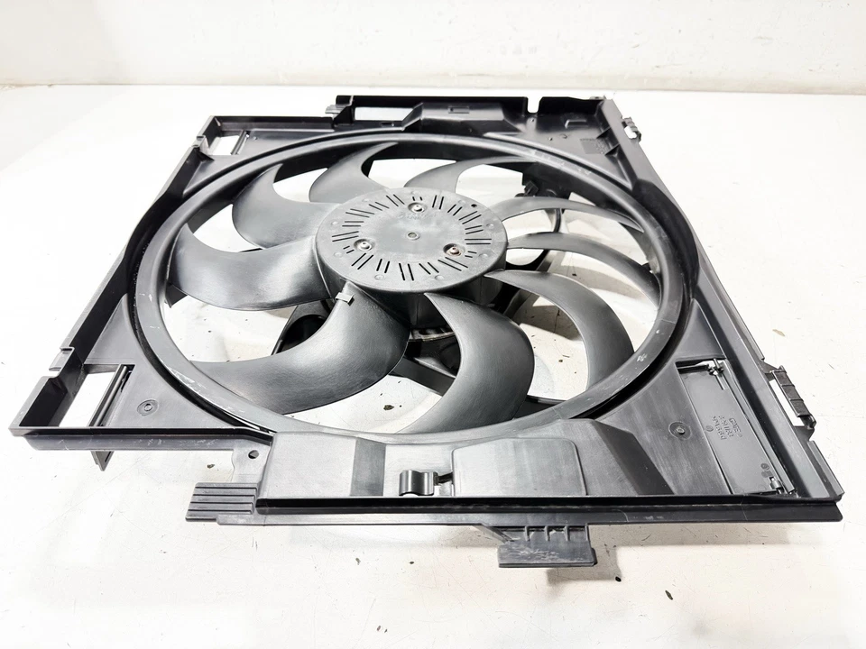 Ventilador de refrigeración del radiador con cubierta OEM BMW 328i 335i 428i 435i usado Foto 3 de 4