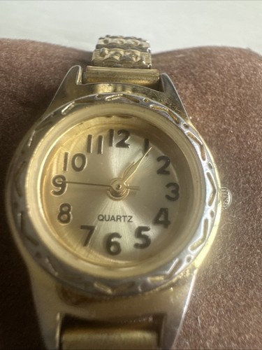 Goldtone Women’s Watch NEW BATTERY - Picture 2 of 10
