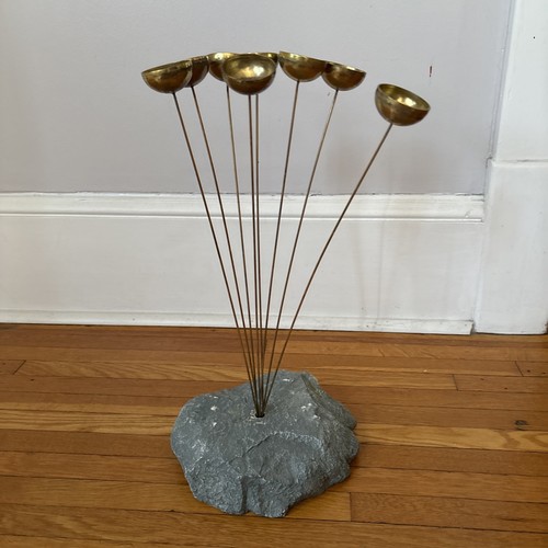 Ancienne cloche de jardin MCM Woodstock carillon à vent laiton avec support rocher sculpture art