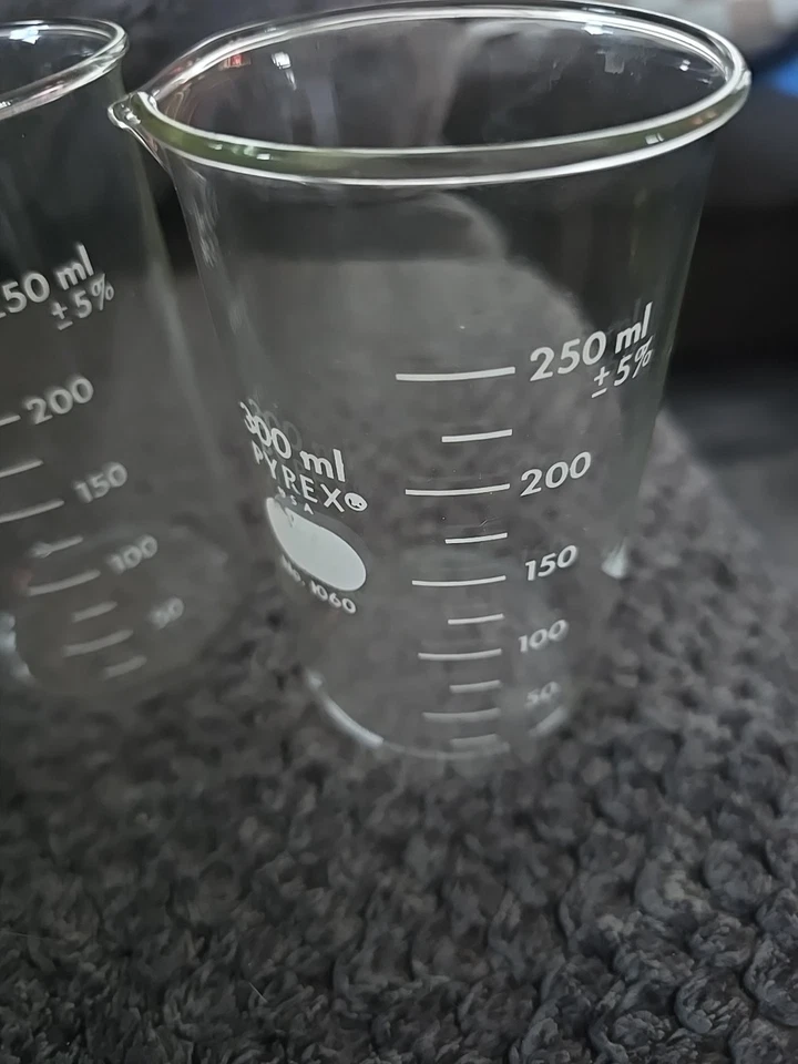 Juego de 3 vasos de vidrio PYREX 300 ml grado laboratorio muy buen estado Foto 4 de 4