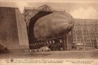 CPA PUB HUTCHINSON SORTIE DU HANGAR D'UN DIRIGEABLE VEDETTE DE LA MARINE