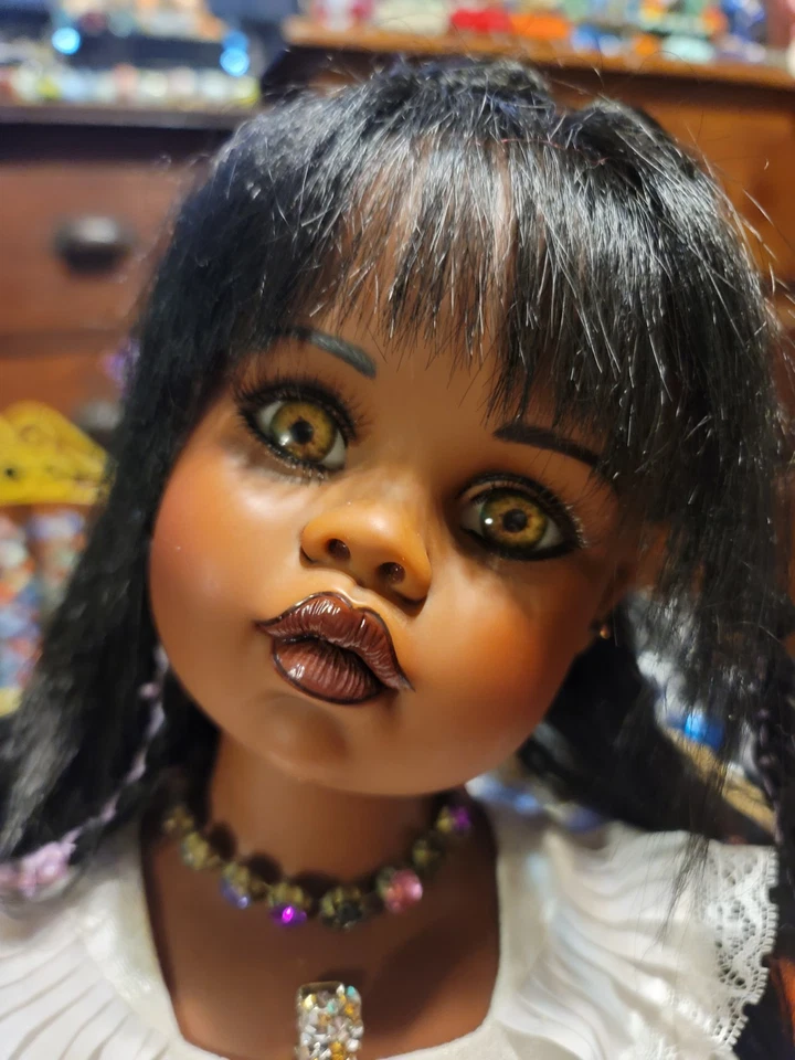 Hermosa muñeca niña sentada afroamericana Foto 2 de 4