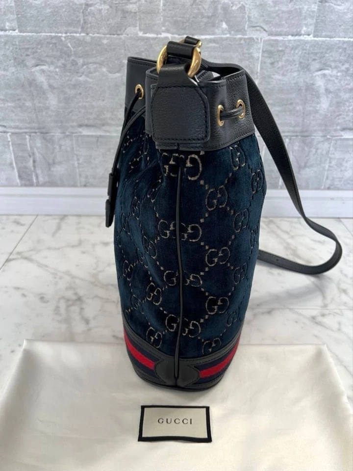 Bolso cubo de terciopelo Gucci GG con caja de regalo, modelo 1001b. Foto 3 de 4