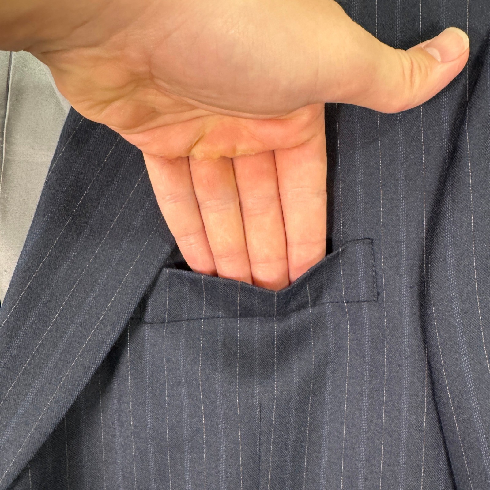 Hart Schaffner Marx Mens 46R Navy Blue Pinstripe 2-Piece Suit Preppy 42x28 EUC