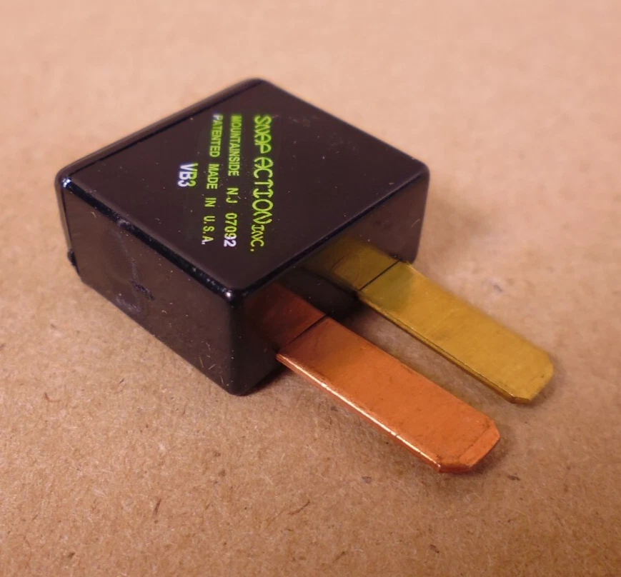 (5x) Disyuntor de acción rápida 20 amperios restablecimiento manual, VB3-M20-F57 Foto 3 de 3