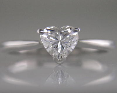 Diamant Solitär Ring Herzform zertifiziert 0,70ct H VS2 sehr guter Zustand in 18kt Weißgold