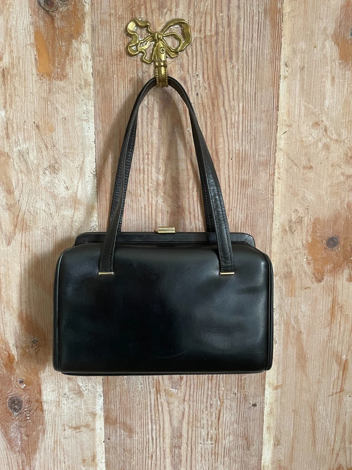 Cartera de mano vintage francesa de los años 50 de cuero negro con asa superior Foto 2 de 4