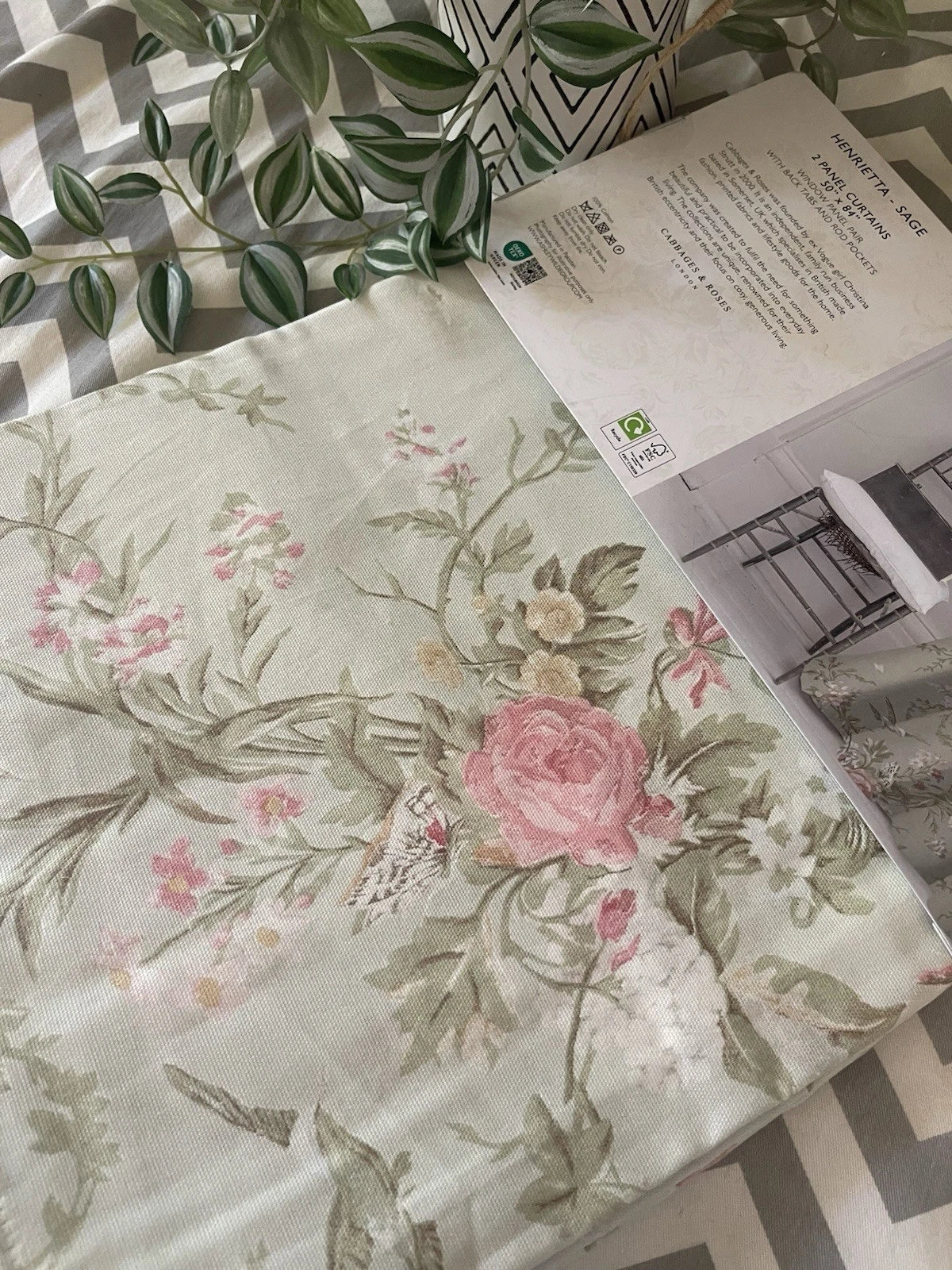 CABBAGES & ROSES 2 Panel Curtain Set Birds Floral HENRIETTA SAGE 60 x 84” NEW
Opens in a new window