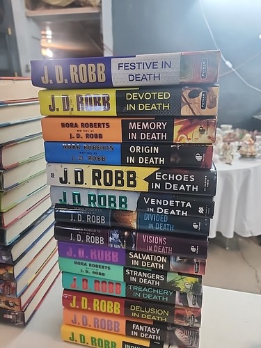 Death Series 43 Book Lot by J.D. Robb (Nora Roberts) 27 HC 16 PB - Imagen 2 de 9