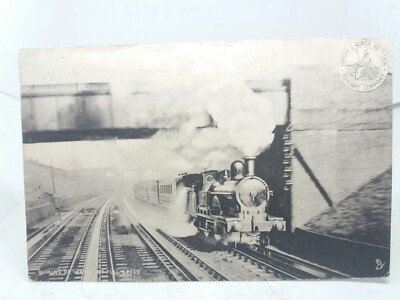L&NW Eisenbahnen Dampflok nimmt Wasser auf mit voller Geschwindigkeit antike Postkarte
