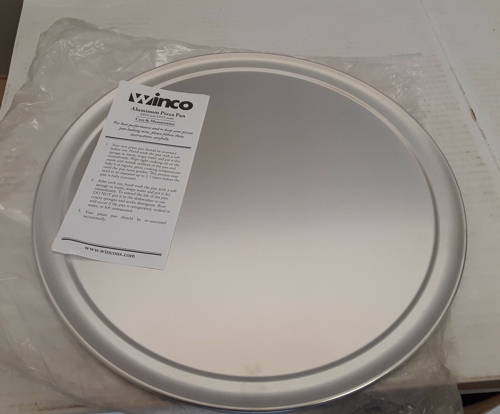 10 each Winco APZT-15, 15-Inch Wide Rim Round Aluminum Pizza Pan