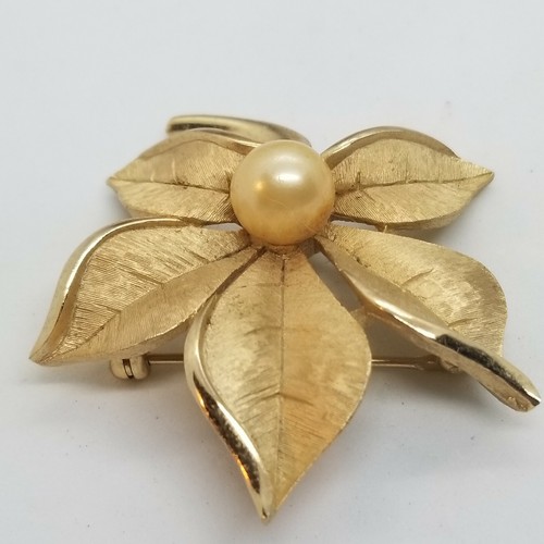 Broche broche vintage corona trifari tono dorado hoja de castaño cepillado imitación perla prendedor - Imagen 6 de 7