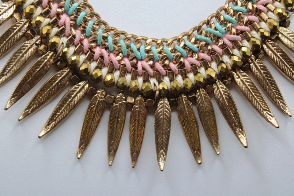 Collar babero llamativo tono dorado plumas rosa azul trenzado 17" Foto 2 de 4