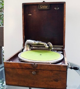 Vintage-Outing-Talking-Machine-Hand-Crank-Portable-Phonograph-Record-Player