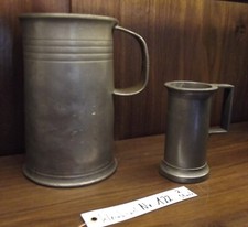 Kleinkunst Nr. 122, 2 Zinngef&auml;&szlig;e, antik, Patina, Krug, Humpen, Messgef&auml;&szlig;