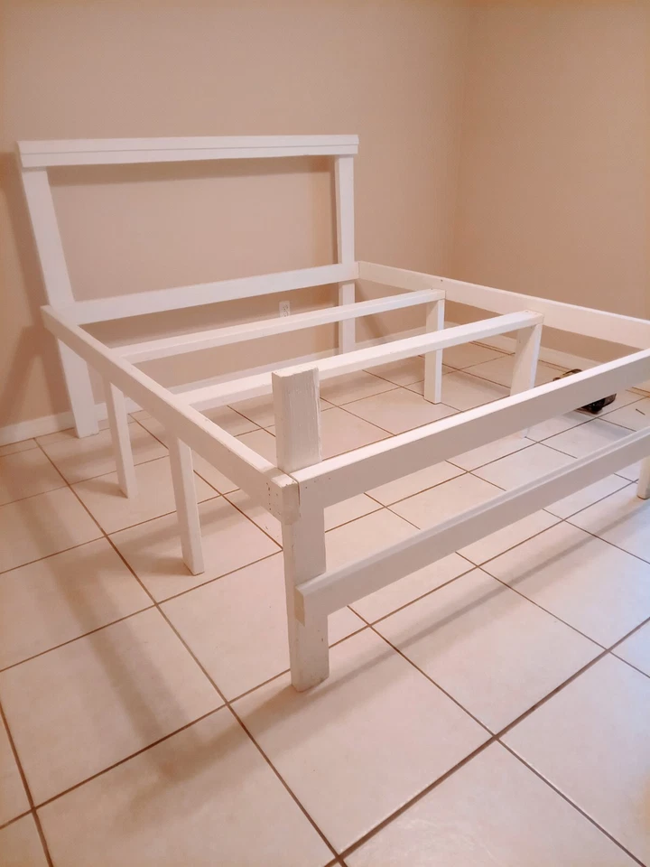 Artesanía, acabado pintura blanca, tabla de cabeza y pie tamaño King Foto 2 de 4