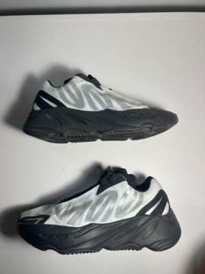 yeezy 700 black size 6