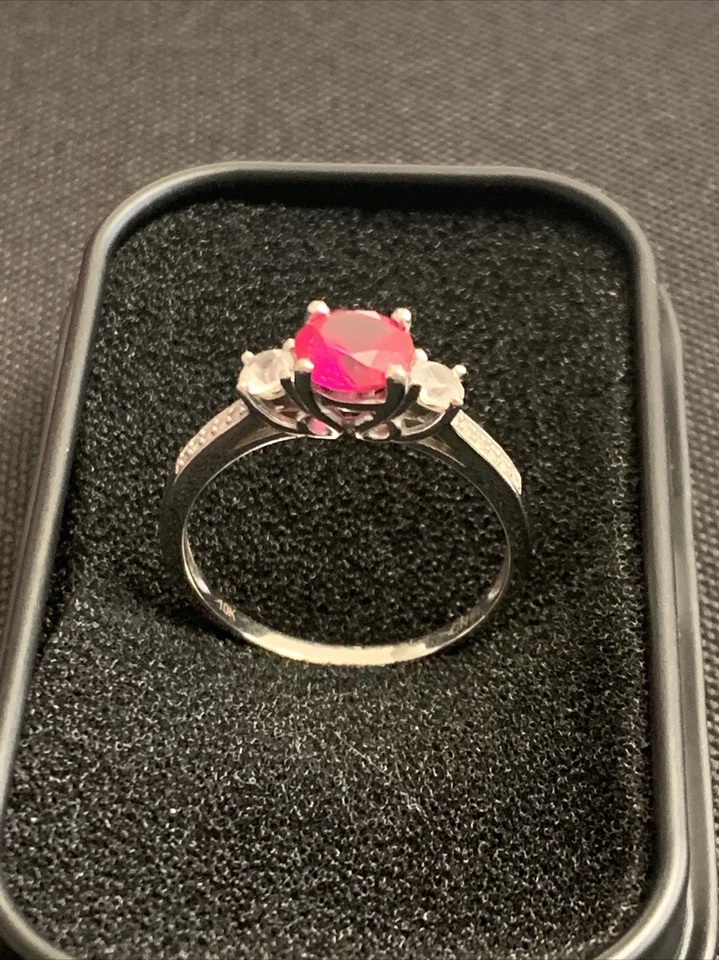 Anillo de tres piedras preciosas y diamantes creados en oro blanco de 10k Miadora Talla 7 Foto 2 de 4