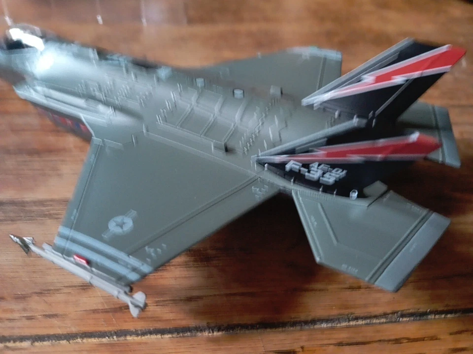 Lockheed Martin F-35A Edwards AFB масштаб 1:72 литая «В полете» - Изображение 3 из 4